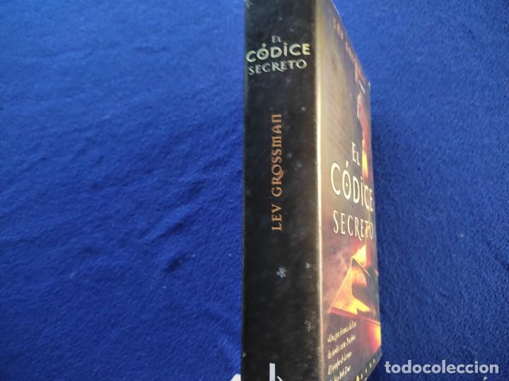 Libros de segunda mano: El C&oacute;dice Secreto Lev Grossman Ediciones B,S.A. 2004 - Foto 2