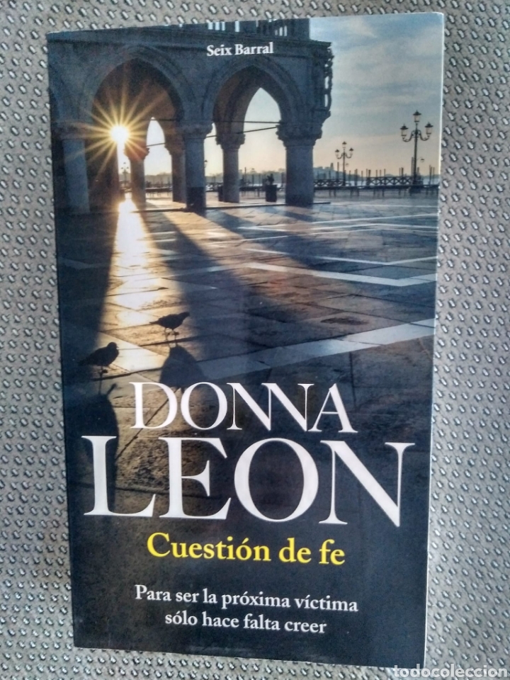 Libros de segunda mano: Cuesti&oacute;n de fe / Donna Leon. - Foto 1