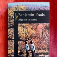 Libros de segunda mano: BENJAMÍN PRADO. ALGUIEN SE ACERCA.ALFAGUARA, 1998. Lote 348255843