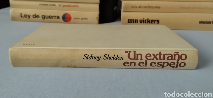 Libros de segunda mano: Un extra&ntilde;o en el espejo. Sidney Sheldon - Foto 2