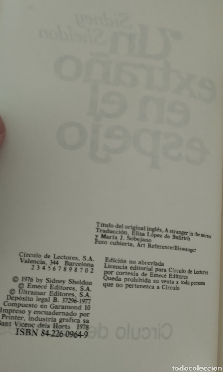 Libros de segunda mano: Un extra&ntilde;o en el espejo. Sidney Sheldon - Foto 3