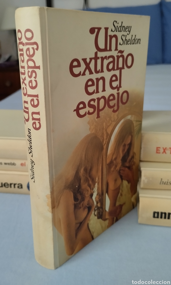Libros de segunda mano: Un extra&ntilde;o en el espejo. Sidney Sheldon - Foto 1