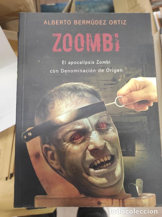 Libros de segunda mano: ZOOMBI: EL APOCALIPSIS ZOMBI CON DENOMINACION DE&hellip; (Alberto Berm&uacute;dez Ortiz) 2010. L&Iacute;NEA Z. OFRT