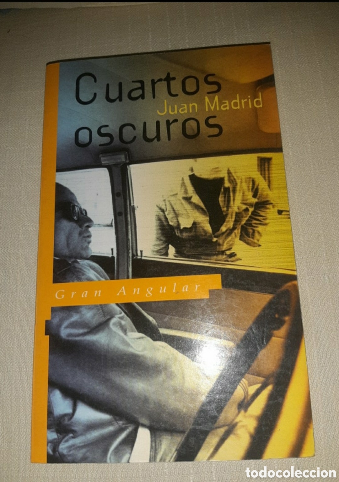 Libros de segunda mano: Cuartos oscuros (Juan Madrid) - Foto 1