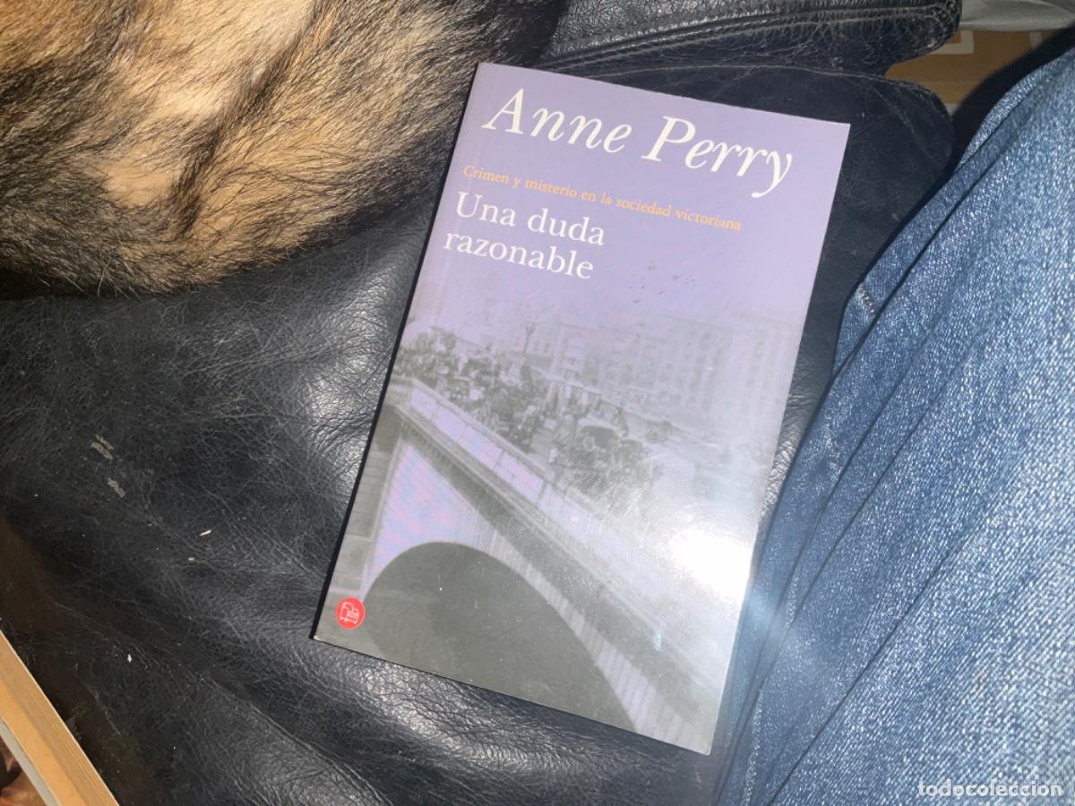 Libros de segunda mano: Una duda razonable. PERRY, Anne. Ediciones B - Foto 1