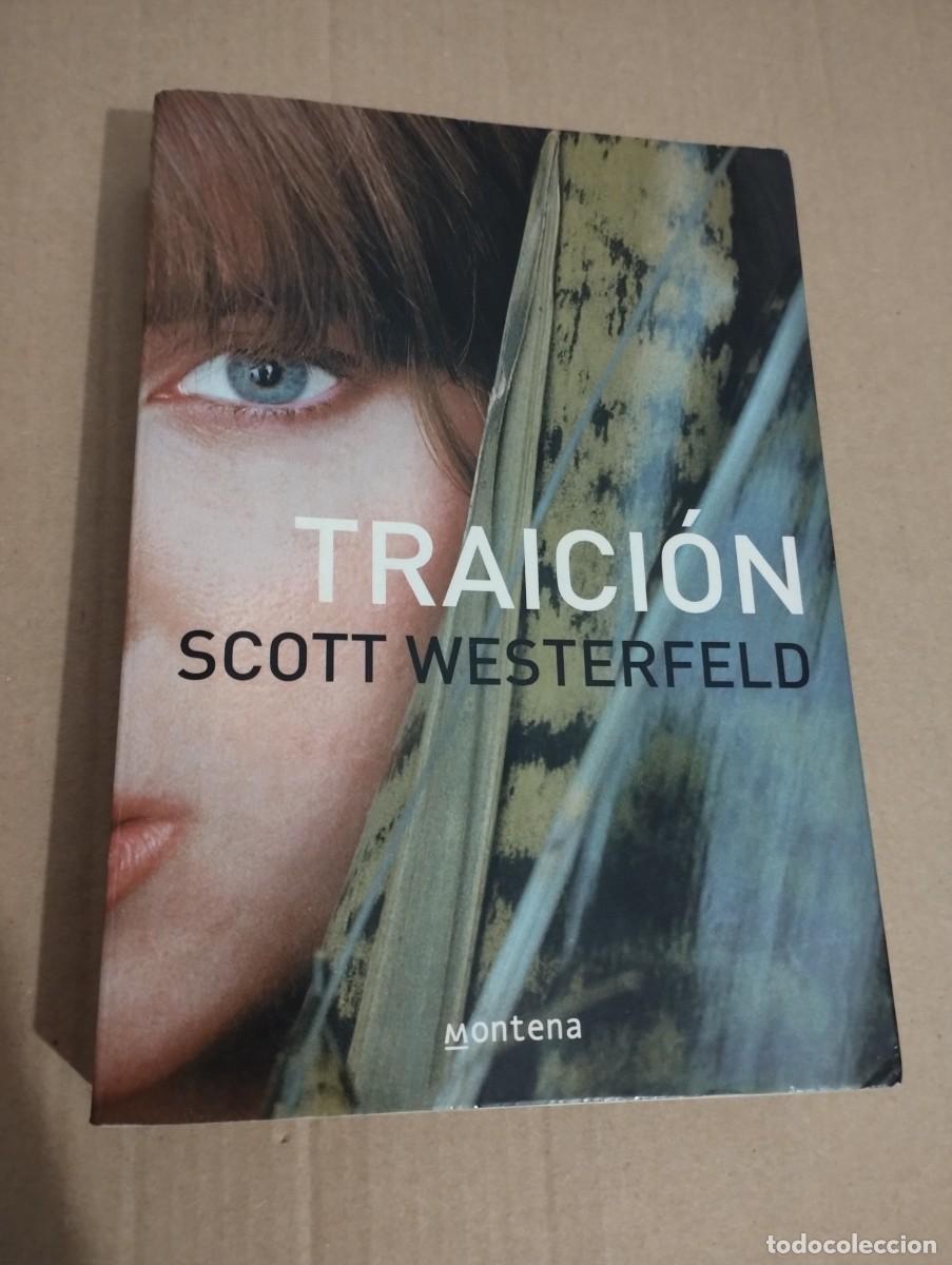 Libros de segunda mano: TRAICI&Oacute;N (SCOTT WESTERFELD) - Foto 1