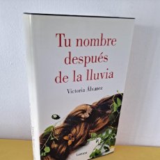 Libros de segunda mano: VICTORIA ÁLVAREZ - TU NOMBRE DESPUÉS DE LA LLUVIA(DREAMING SPIRES 1) - EDICIONES LUMEN 2014. Lote 401116859