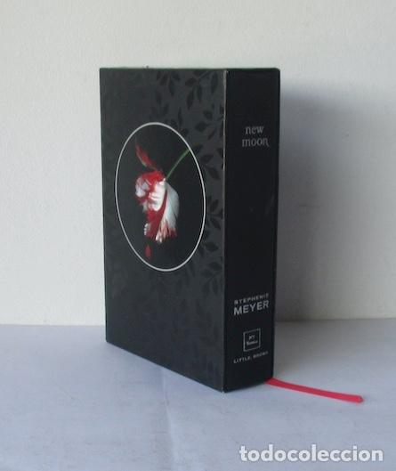 Libros de segunda mano: NEW MOON - STEPHENIE MEYER - Foto 1