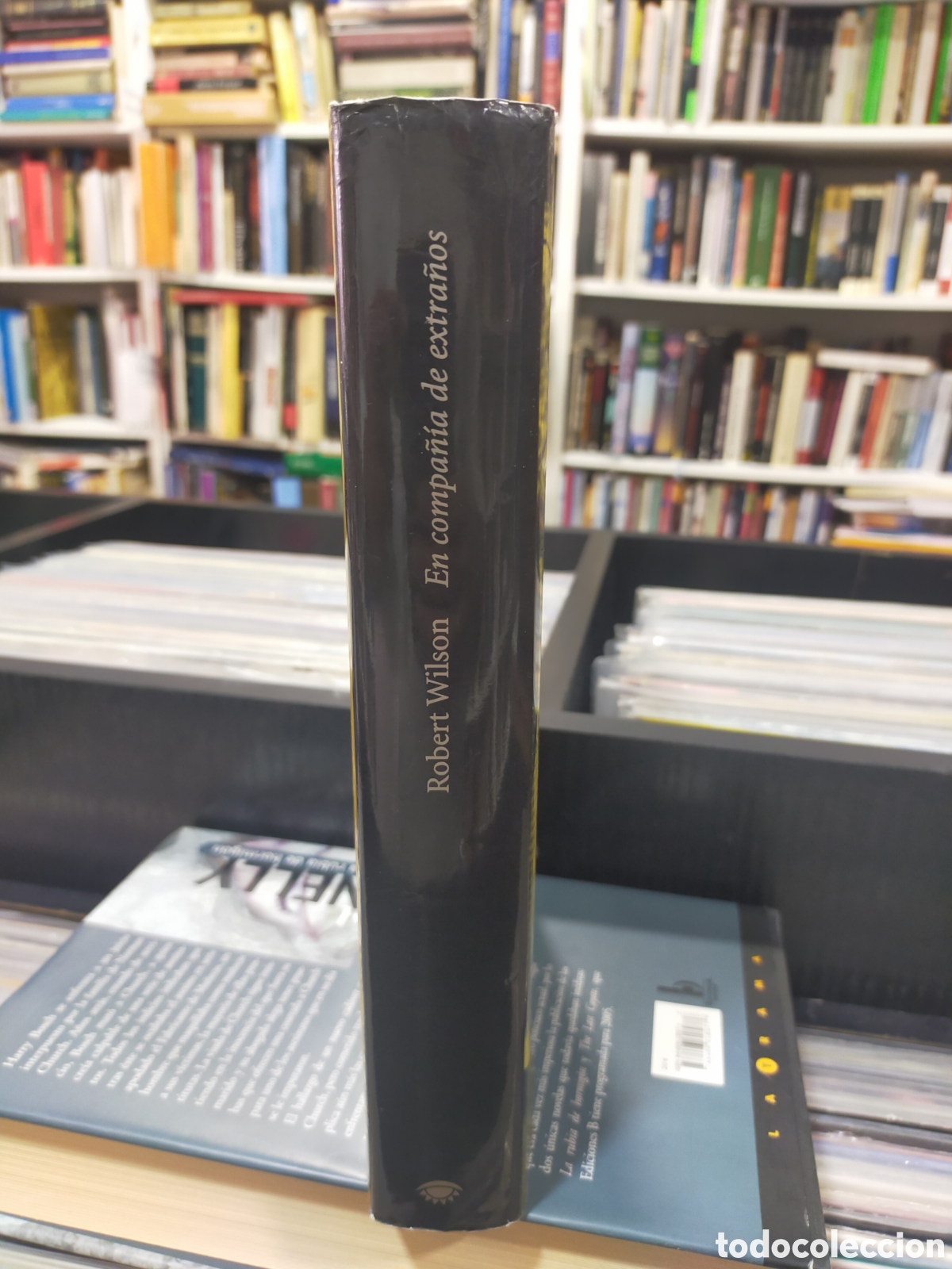 Libros de segunda mano: EN COMPA&Ntilde;&Iacute;A DE EXTRA&Ntilde;OS - ROBERT WILSON - Foto 3