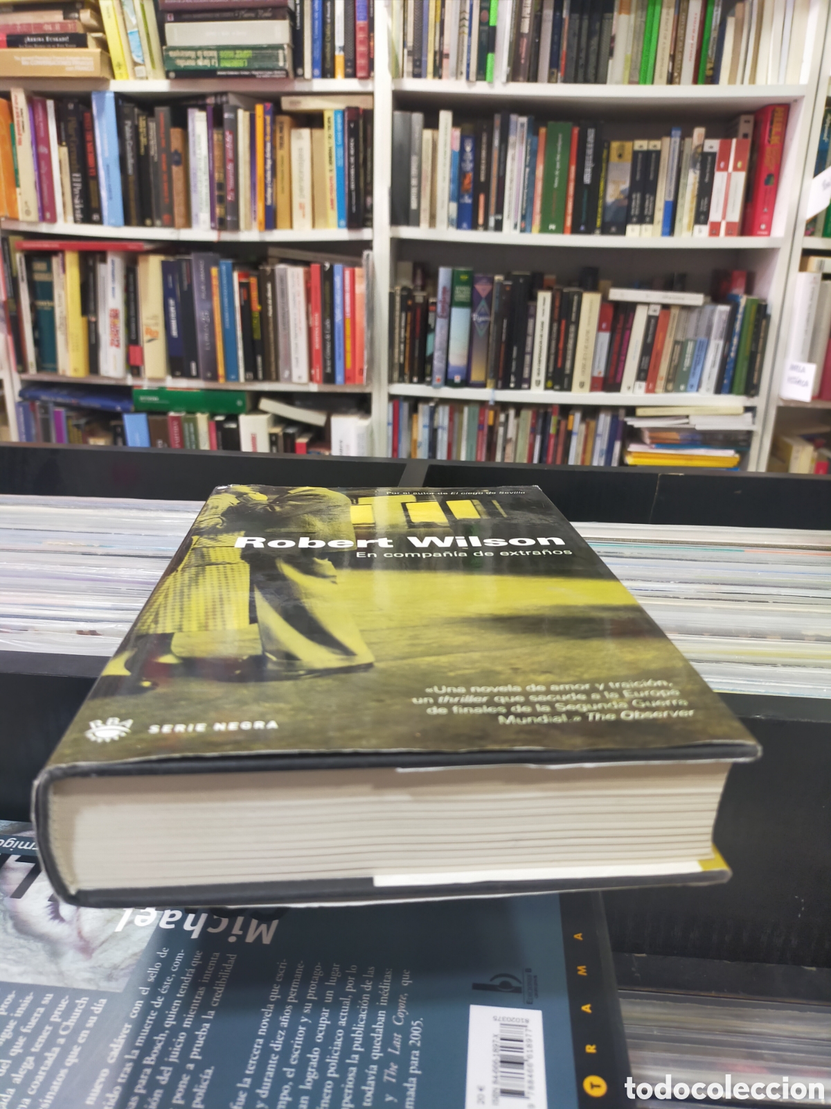 Libros de segunda mano: EN COMPA&Ntilde;&Iacute;A DE EXTRA&Ntilde;OS - ROBERT WILSON - Foto 6