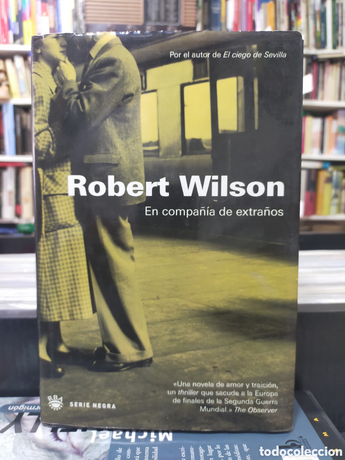 Libros de segunda mano: EN COMPA&Ntilde;&Iacute;A DE EXTRA&Ntilde;OS - ROBERT WILSON - Foto 1