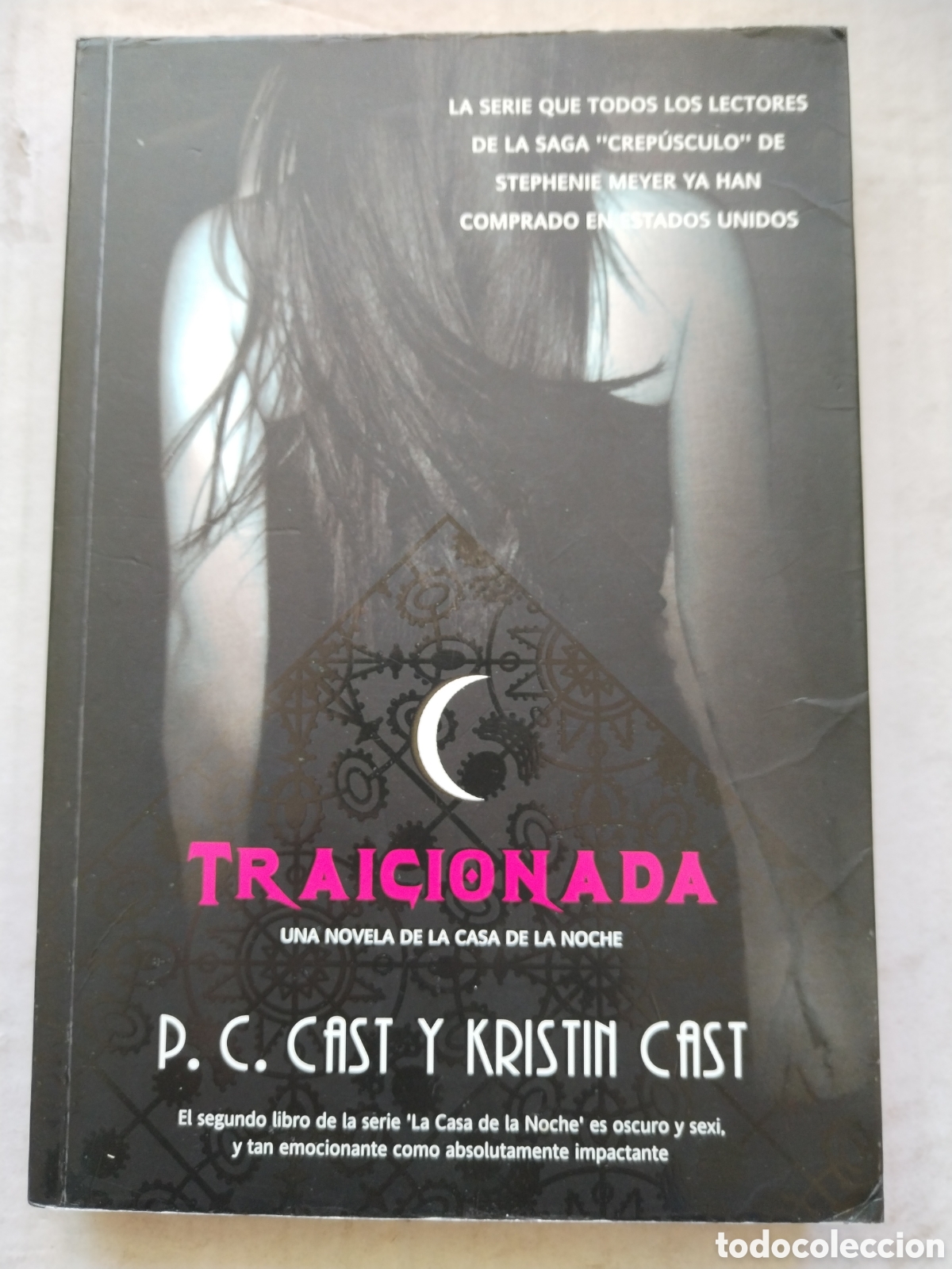Libros de segunda mano: TRAICIONADA/LA CASA DE LA NOCHE - Foto 1