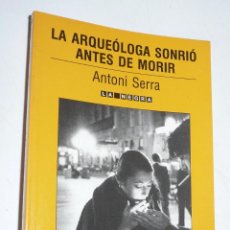 Libros de segunda mano: LA ARQUEÓLOGA SONRIÓ ANTES DE MORIR - ANTONI SERRA (LA NEGRA Nº 4, VIDORAMA, 1989)