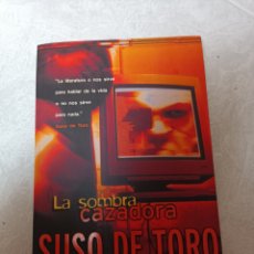 Libros de segunda mano: LIBRO LA SOMBRA CAZADORA - SUSO DE TORO NOVELA 1995 PRIMERA EDICIÓN