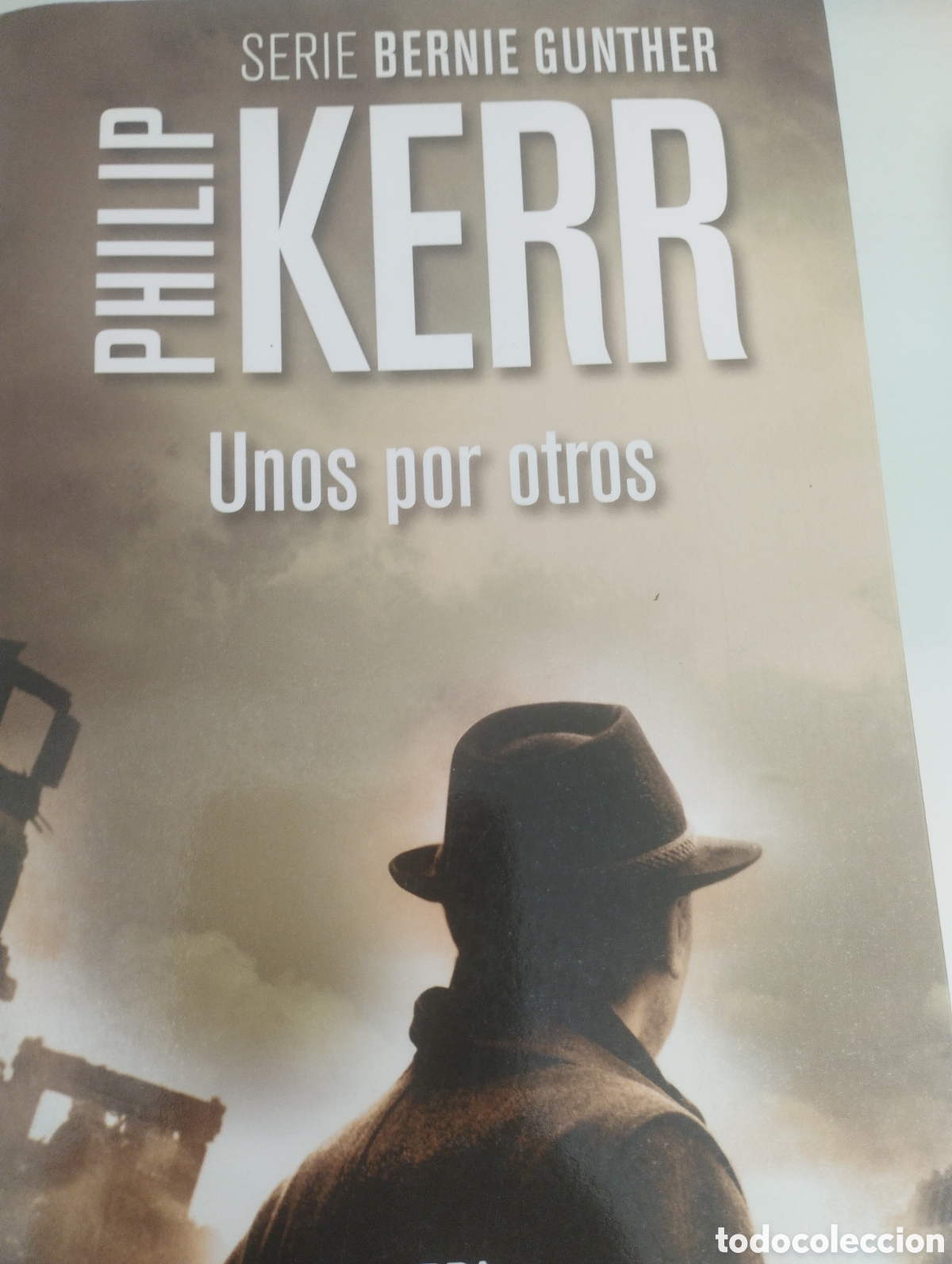Gebrauchte B&uuml;cher: Philip Kerry. Unos por otros. Serie Bernie Gunther