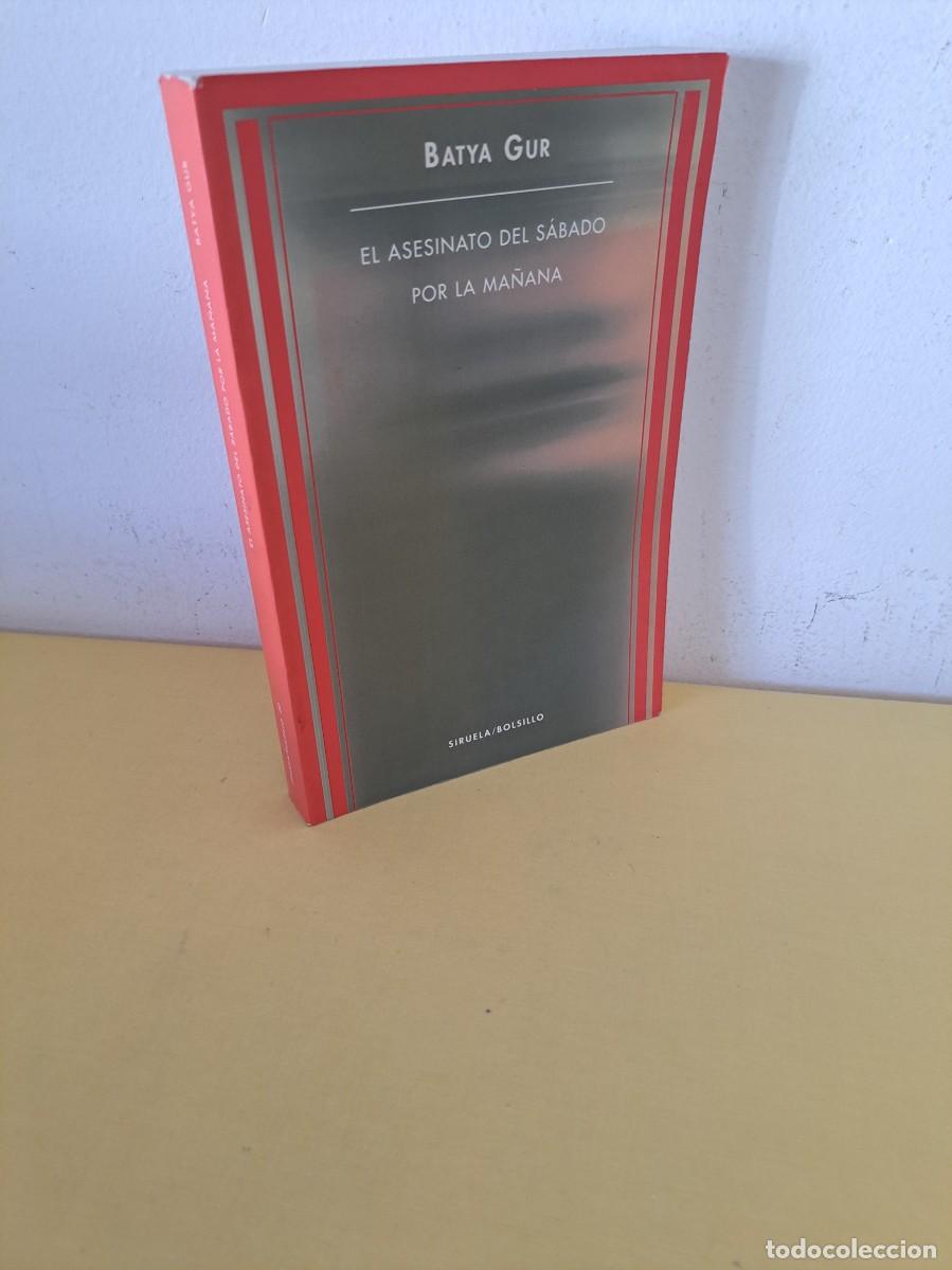 Libros de segunda mano: BATYA GUR - EL ASESINATO DEL S&Aacute;BADO POR LA MA&Ntilde;ANA - SIRUELA BOLSILLO 2001