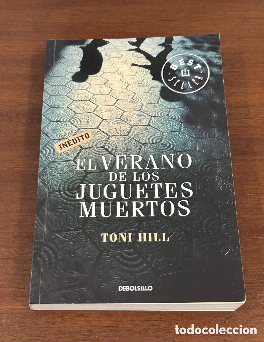 Libros de segunda mano: EL VERANO DE LOS JUGUETES ROTOS. TONI HILL. EDITORIAL DEBOLSILLO