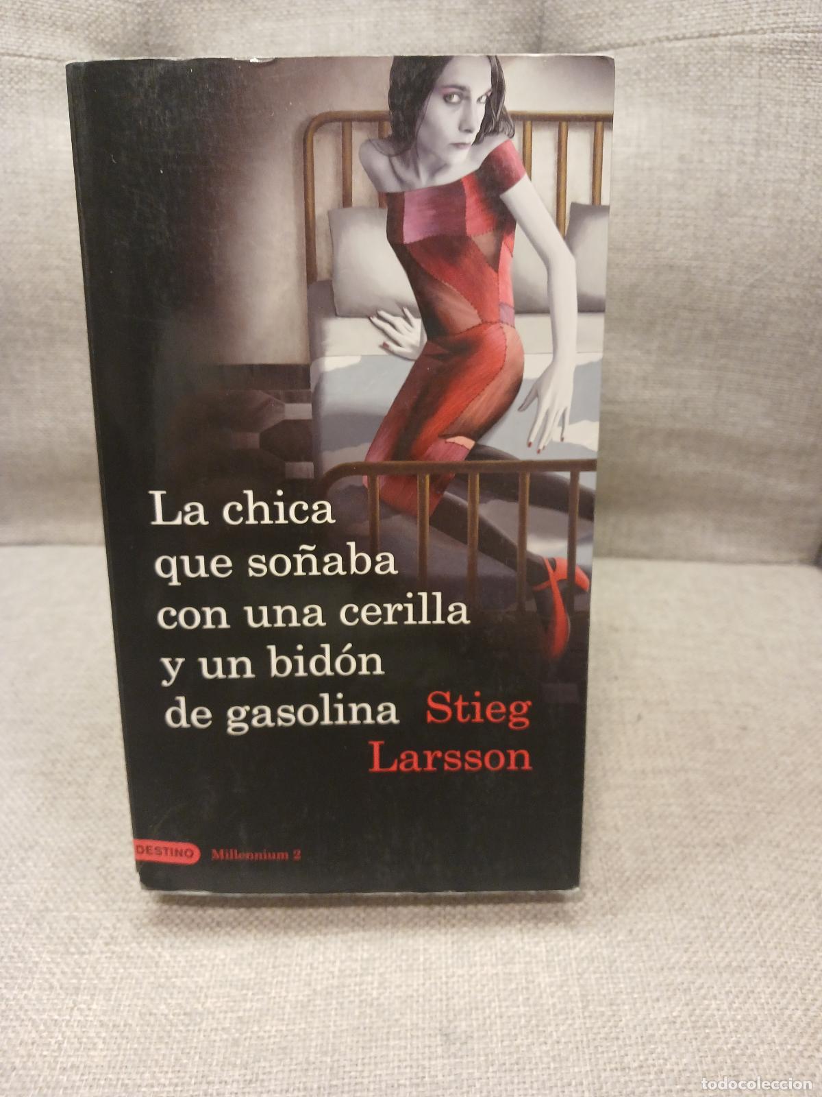 Libri di seconda mano: La chica que so&ntilde;aba con un cerillo y un gal&oacute;n de gasolina - Stieg Larsson