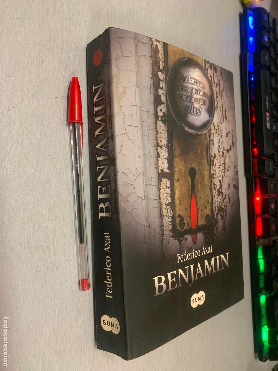 Libros de segunda mano: BENJAM&Iacute;N / FEDERICO AXAT / SUMA DE LETRAS 1&ordf; EDICI&Oacute;N 2010