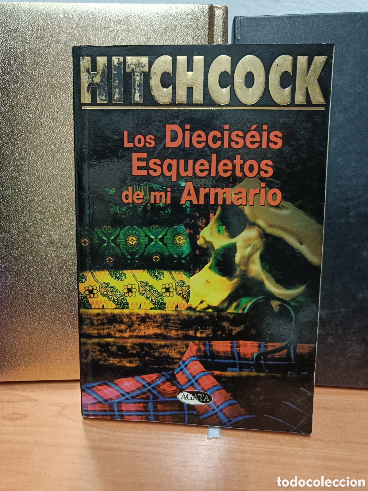 Libros de segunda mano: LOS DIECIS&Eacute;IS ESQUELETOS DE MI ARMARIO. ALFRED HITCHCOCK