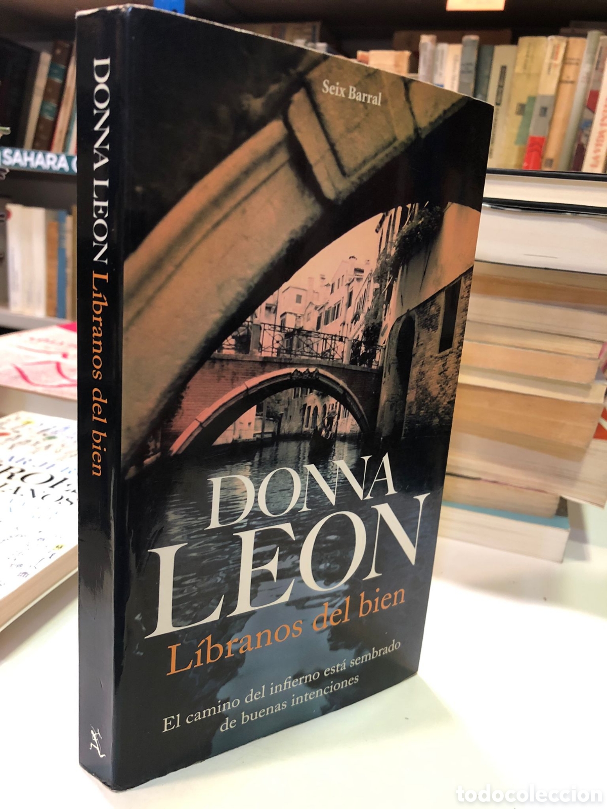 Libros de segunda mano: L&iacute;branos del bien - Donna Leon - Foto 1