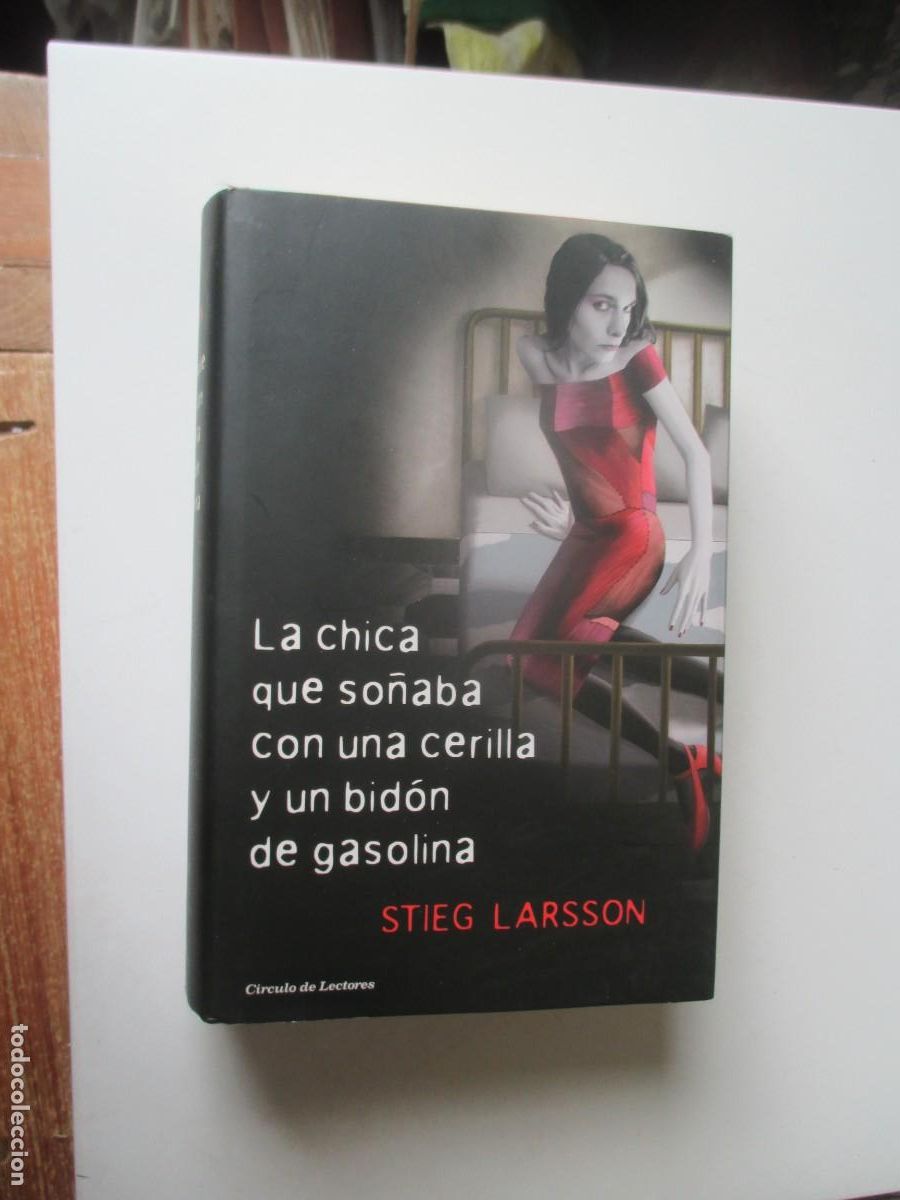 Libros de segunda mano: STIEG LARSSON La chica que so&ntilde;aba con una cerilla y un bid&oacute;n de gasolina W40173