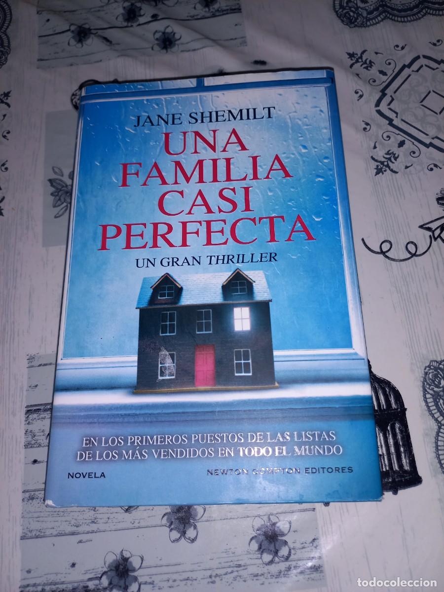 Libros de segunda mano: UNA FAMILIA CASI PERFECTA - SHEMILT, JANE