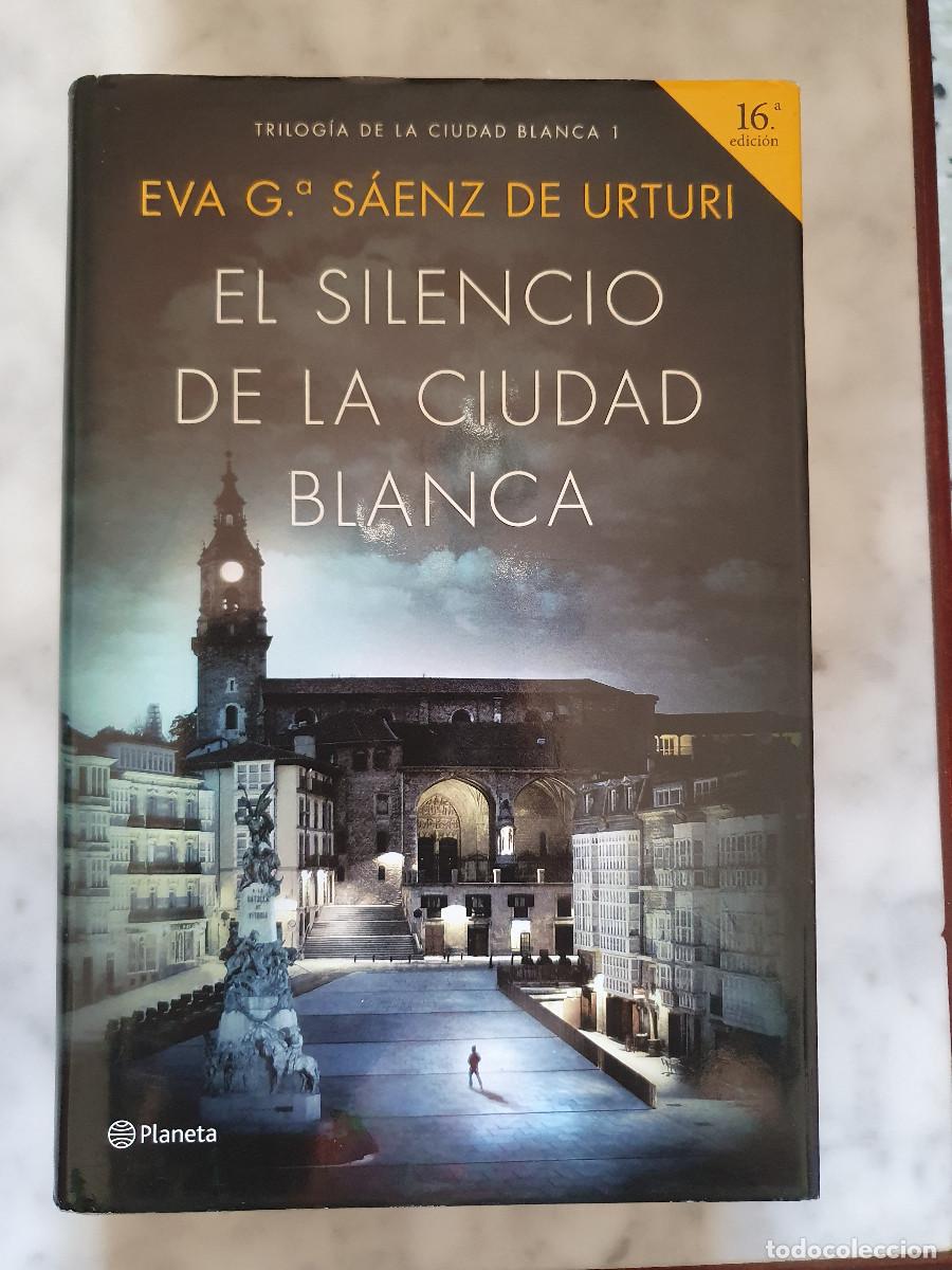 Libros de segunda mano: EL SILENCIO DE LA CIUDAD BLANCA - Eva Garc&iacute;a S&aacute;enz de Urturi