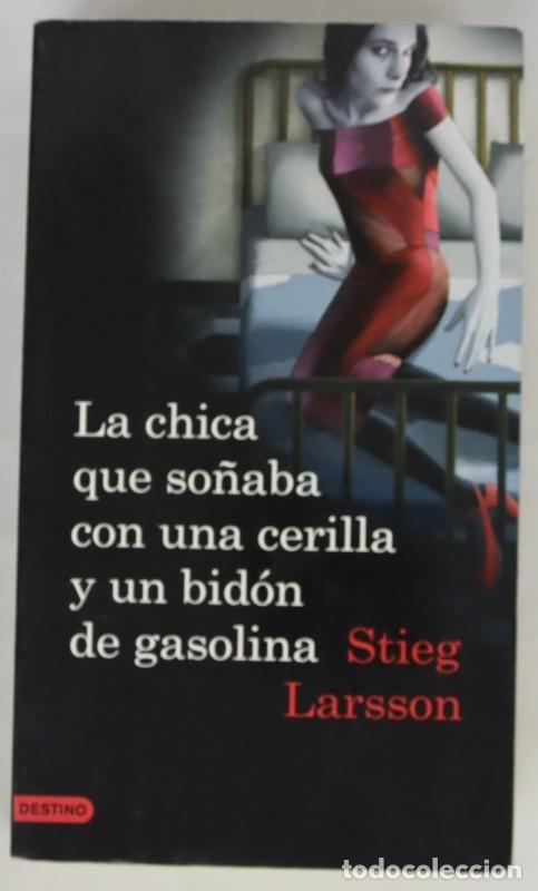 Libros de segunda mano: La chica que so&ntilde;aba con una cerilla y un bid&oacute;n de gasolina - Stieg Larsson - Ediciones Destino - 2