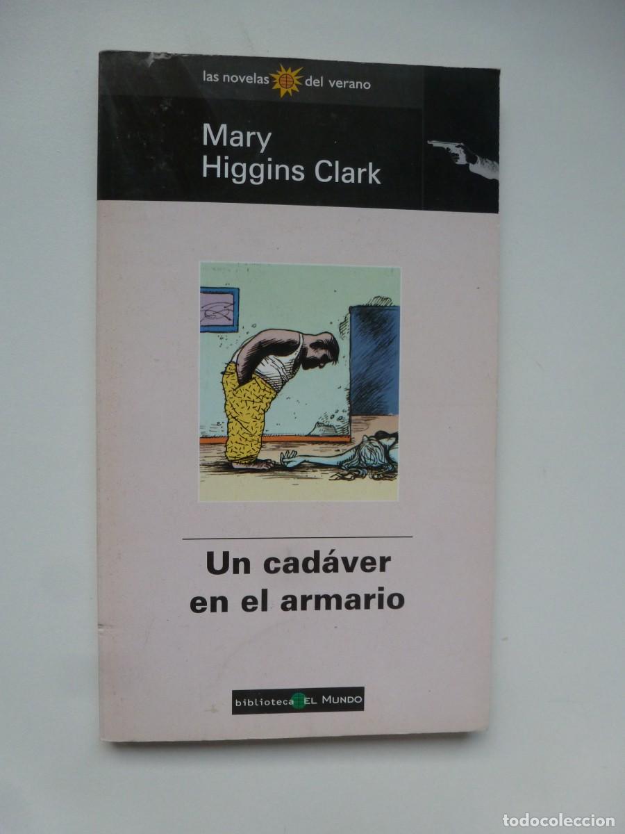 Libros de segunda mano: UN CAD&Aacute;VER EN EL ARMARIO. MARY HIGGINS CLARK. COLECCI&Oacute;N LAS NOVELAS DEL VERANO EL MUNDO N&ordm; 60
