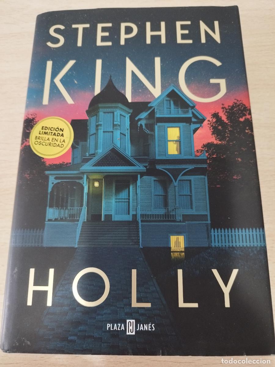 Libros de segunda mano: Holly Stephen King Edici&oacute;n Limitada Brilla en la Oscuridad Tapa dura Plaza & Janes 1&ordm; edici&oacute;n 2023