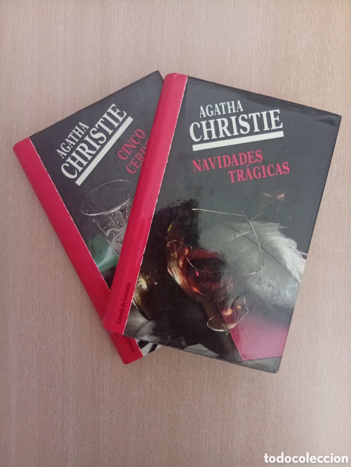 Libros de segunda mano: NAVIDADES TR&Aacute;GICAS + CINCO CERDITOS. Agatha Christie. C&iacute;rculo de Lectores