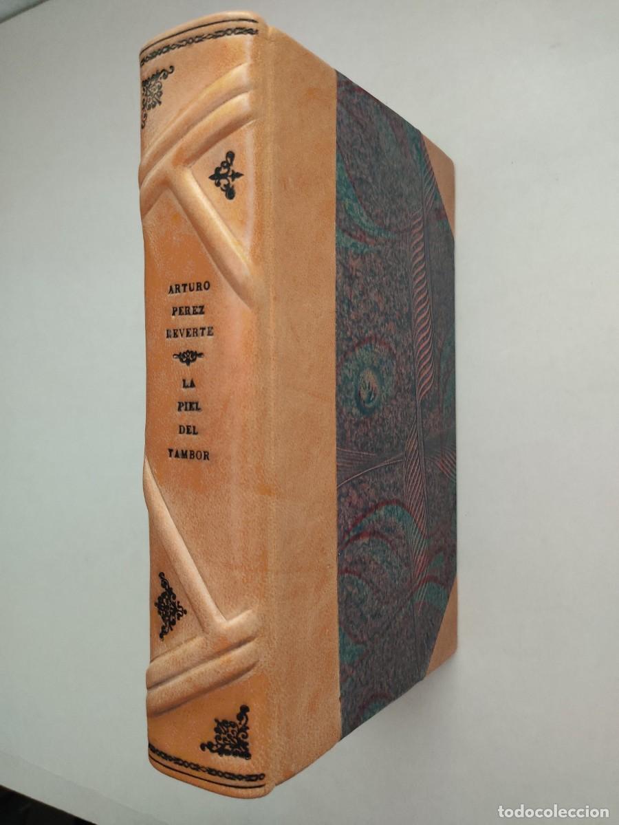 Libros de segunda mano: La piel del tambor (1995, 1&ordf; edici&oacute;n)/ Arturo P&eacute;rez-Reverte. Alfaguara. Encuadernaci&oacute;n artesanal