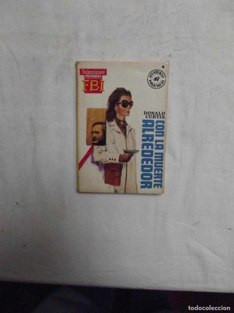 Libros de segunda mano: NOVELA POLICIACA - CON LA MUERTE ALREDEDOR POR DONALD CURTIS ( MUY USADA )