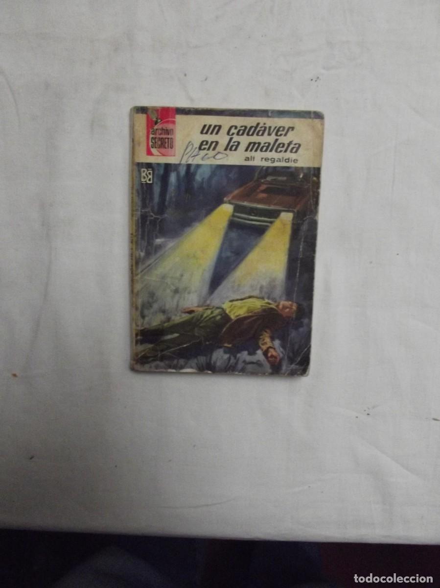 Libros de segunda mano: NOVELA POLICIACA - UN CADAVER EN LA MALETA POR ALF REGALDIE ( MUY USADA )
