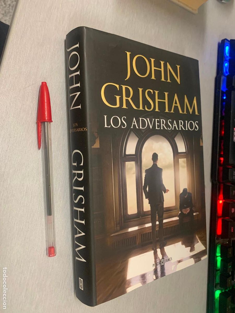 Libros de segunda mano: LOS ADVERSARIOS / JOHN GRISHAM / PLAZA & JAN&Eacute;S 1&ordf; EDICI&Oacute;N 2023