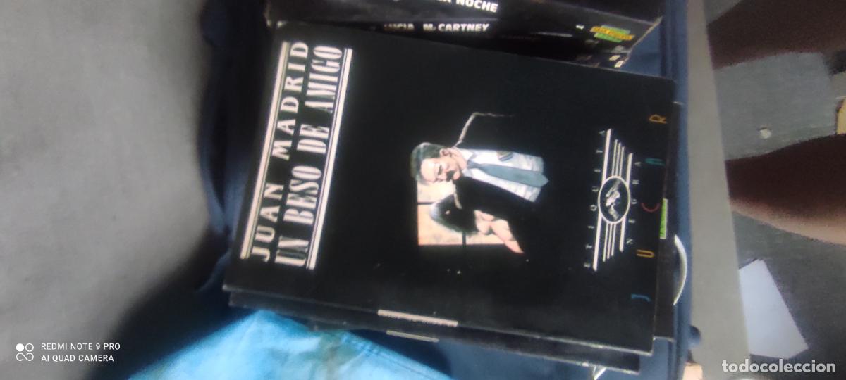 Libros de segunda mano: UN BESO DE AMIGO. Juan Madrid. Editorial J&uacute;car. Colecci&oacute;n Etiqueta negra. 1&ordf; edici&oacute;n. 1987.
