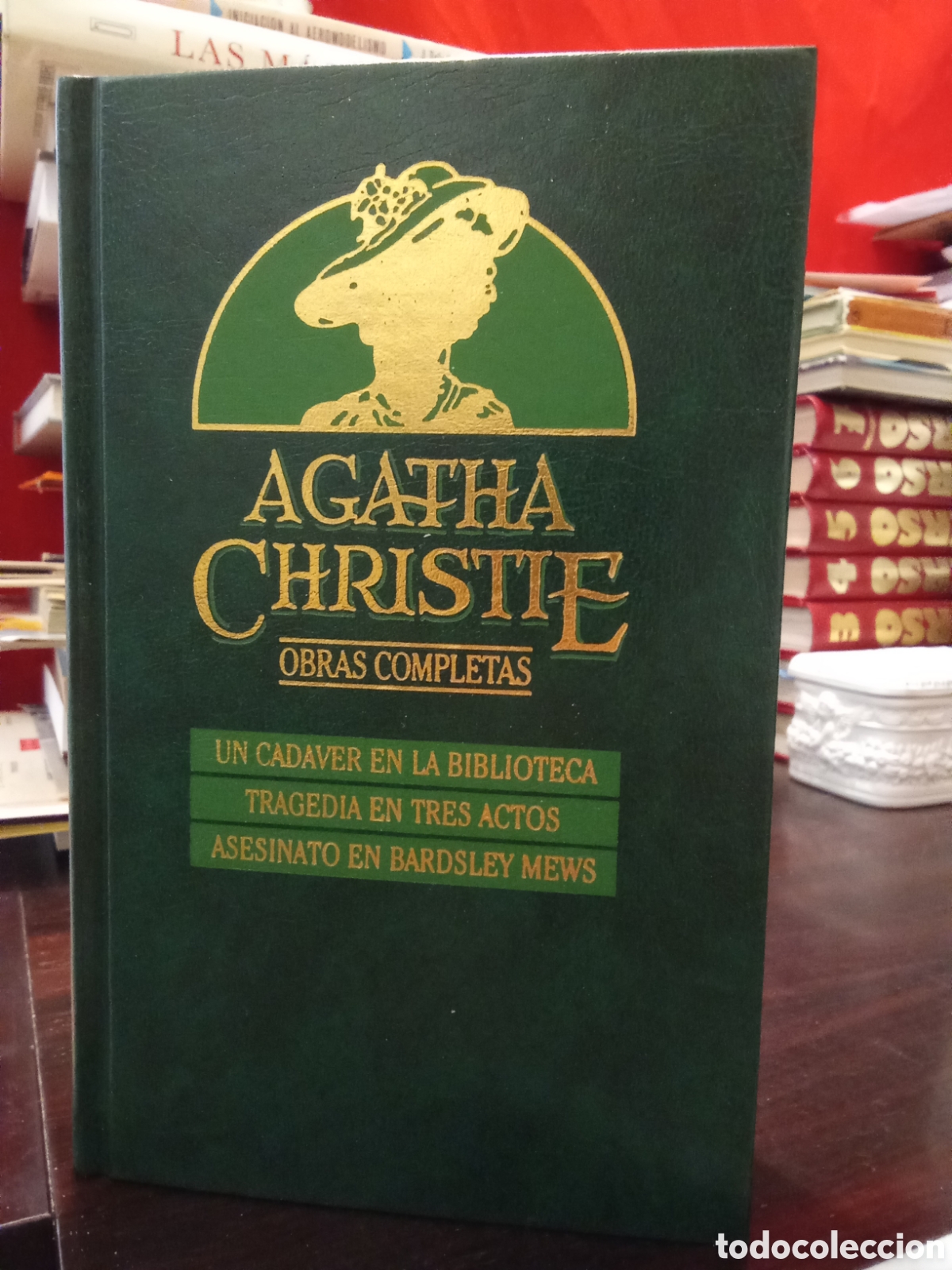 Libros de segunda mano: AGATHA CHRISTIE - OBRAS COMPLETAS - UN CAD&Aacute;VER EN LA BIBLIOTECA/ TRAGEDIA EN TRES ACTOS