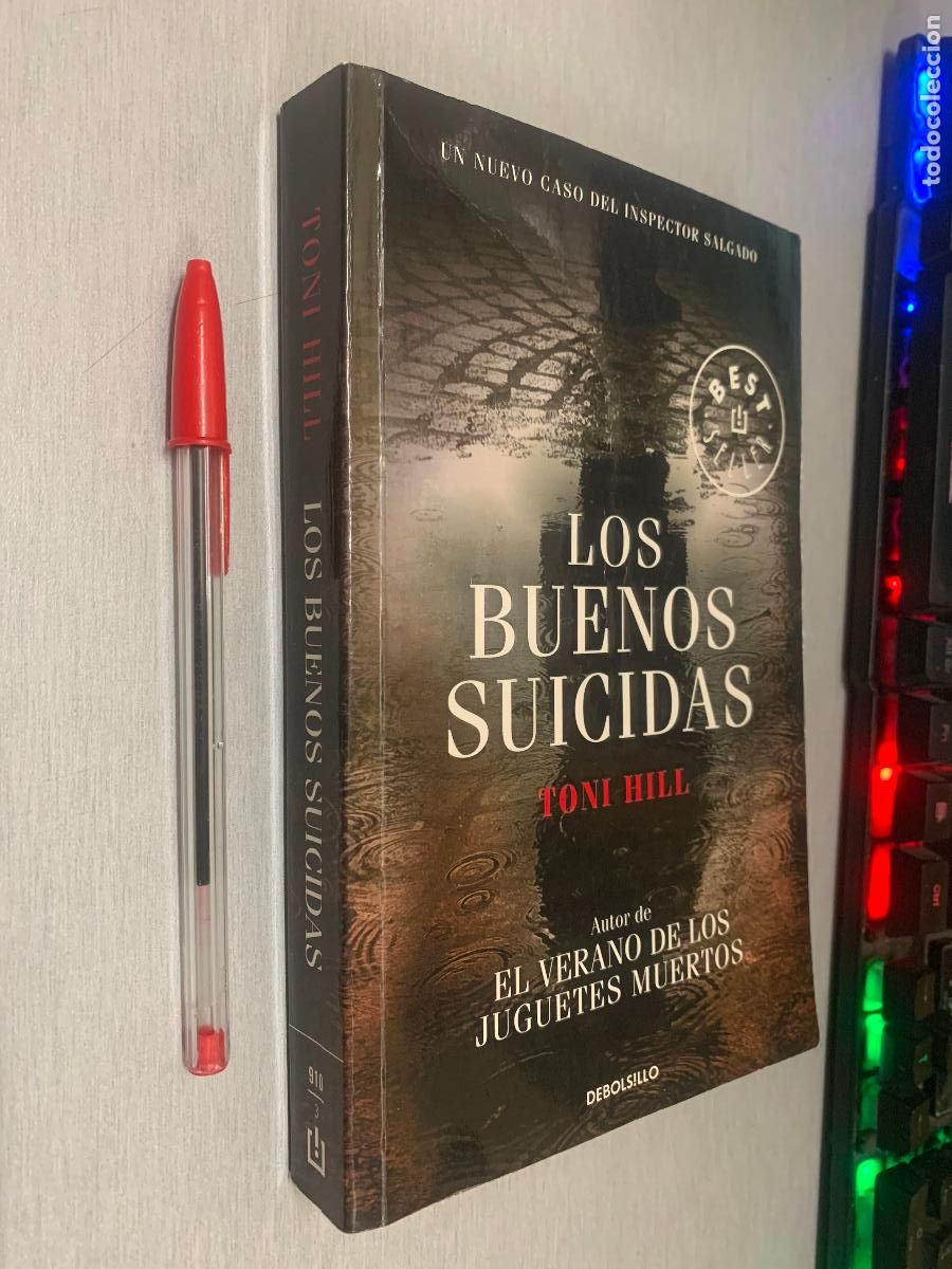 Libros de segunda mano: LOS BUENOS SUICIDAS / TONI HILL / DEBOLSILLO 2012