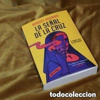 Libros de segunda mano: La se&ntilde;al de la cruz. Margot Douaihy. (El primer caso de Sor Holiday). Roja&Negra/Reservoir books.