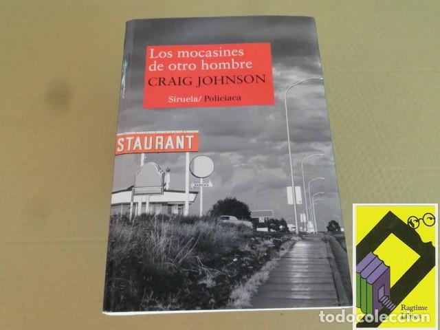Second hand books: JOHNSON, Craig: Los mocasines de otro hombre