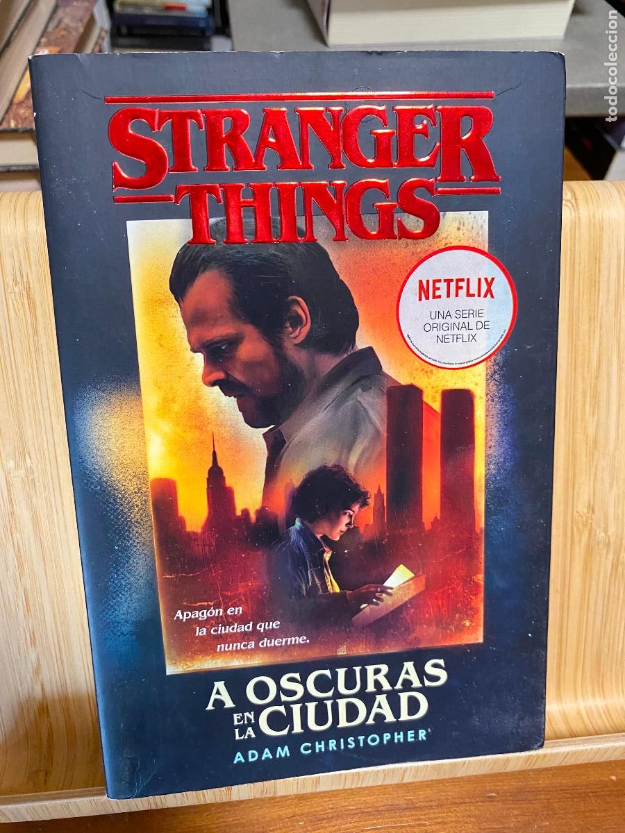 Libros de segunda mano: A OSCURAS EN LA CIUDAD. UNA NOVELA DE STRANGER THINGS. ADAM CHRISTOPHER. EDITORIAL RANDOM HOUSE