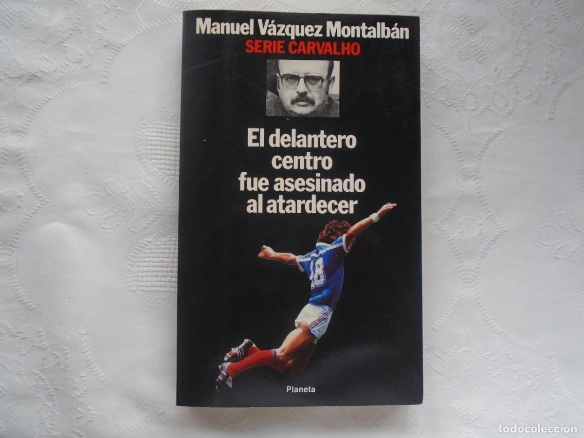 Second hand books: MANUEL V&Aacute;ZQUEZ MONTALB&Aacute;N. EL DELANTERO CENTRO FUE ASESINADO AL ATARDECER. 1988. 1&ordf; EDICI&Oacute;N.