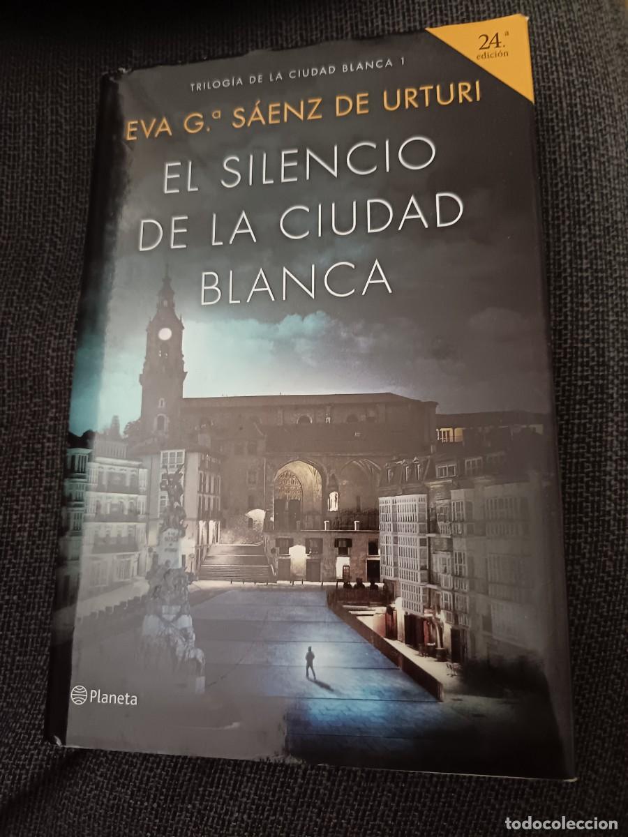 Libros de segunda mano: Libro El silencio de la ciudad blanca. Eva Garc&iacute;a S&aacute;enz de Urturi. Planeta 2018.