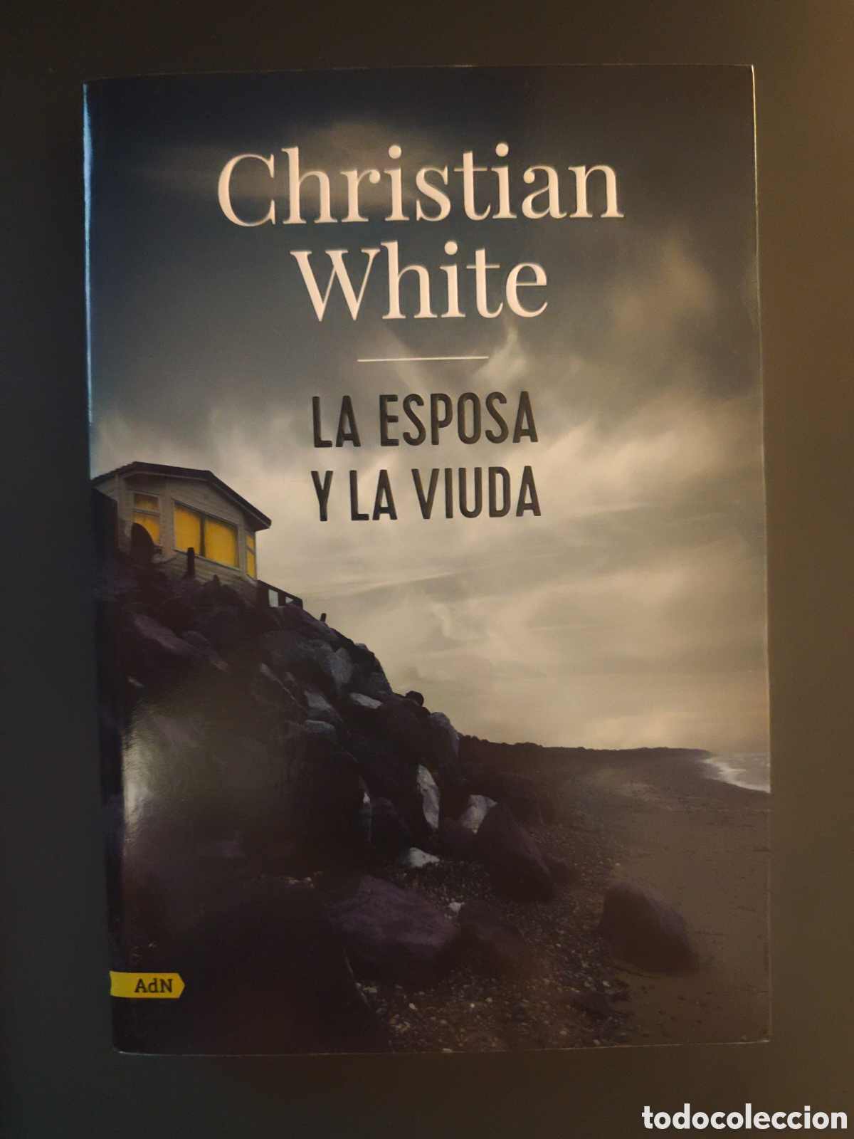 Second hand books: La esposa y la viuda. White