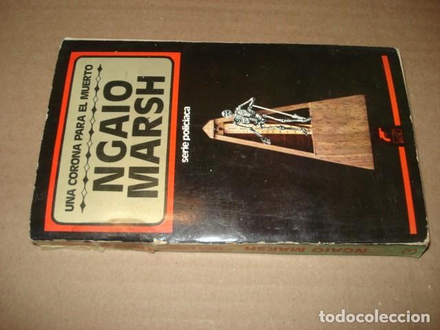 Libros de segunda mano: Una corona para el muerto, 1979, Javier Vergara. Colecci&oacute;n A.T.