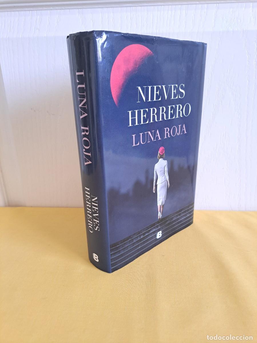 Libros de segunda mano: NIEVES HERRERO - LUNA ROJA - PENGUIN RAMDON HOUSE 2024