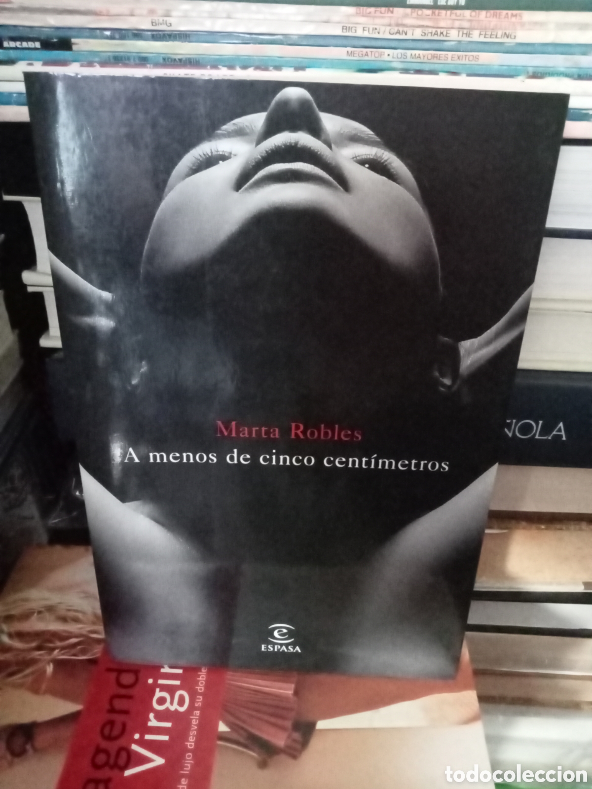 Libros de segunda mano: A menos de cinco cent&iacute;metros Marta Robles