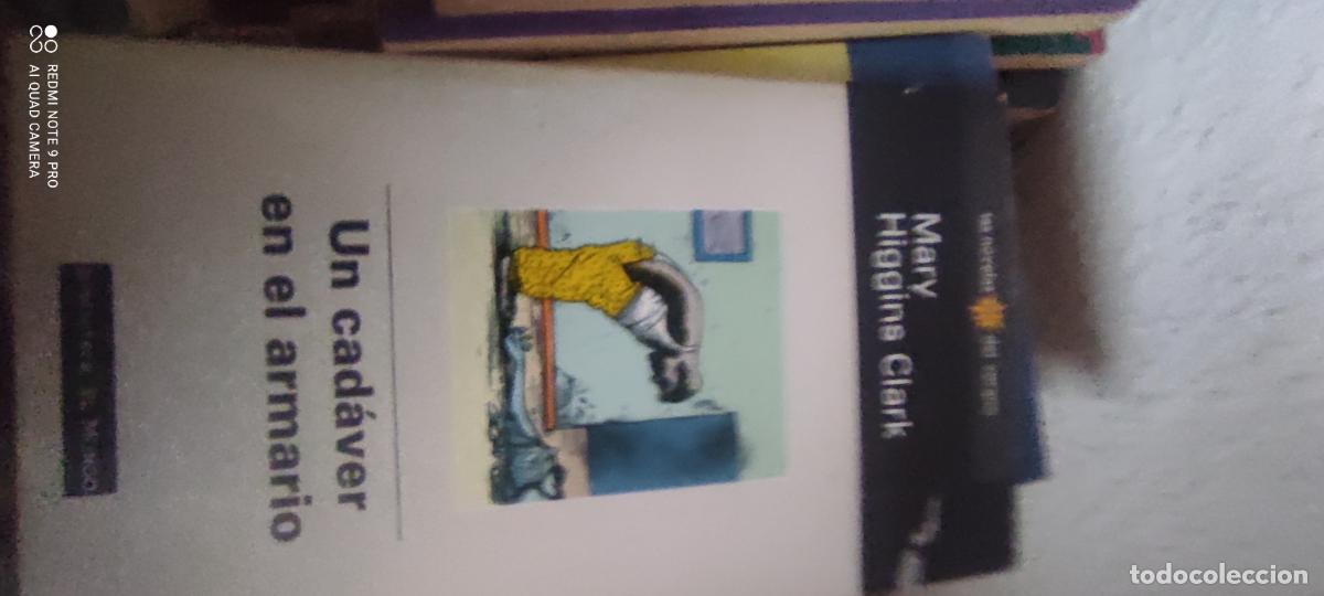 Libros de segunda mano: Higgins Clark. Un cad&aacute;ver en el armario