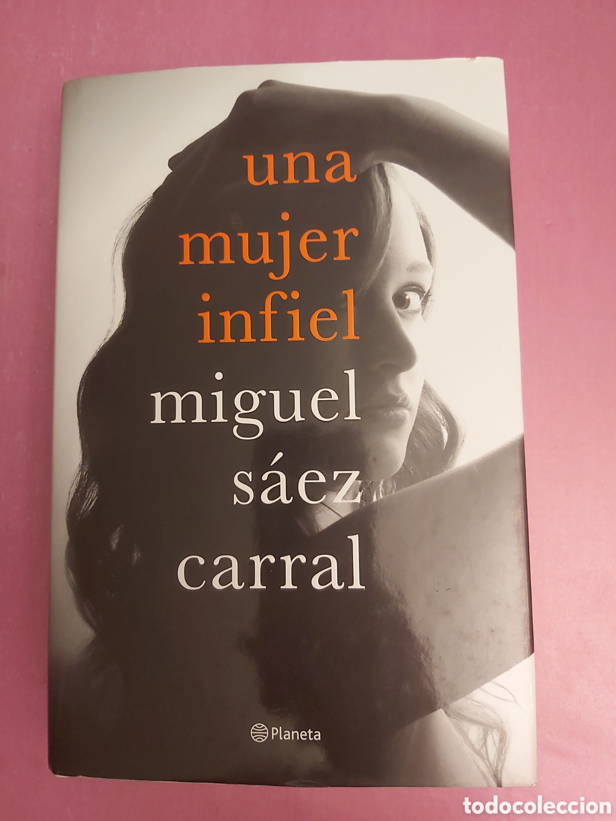 Libros de segunda mano: UNA MUJER INFIEL FIRMADO Y DEDICADO POR EL AUTOR MIGUEL S&Aacute;EZ CARRAL PLANETA PRIMERA EDICI&Oacute;N 2018